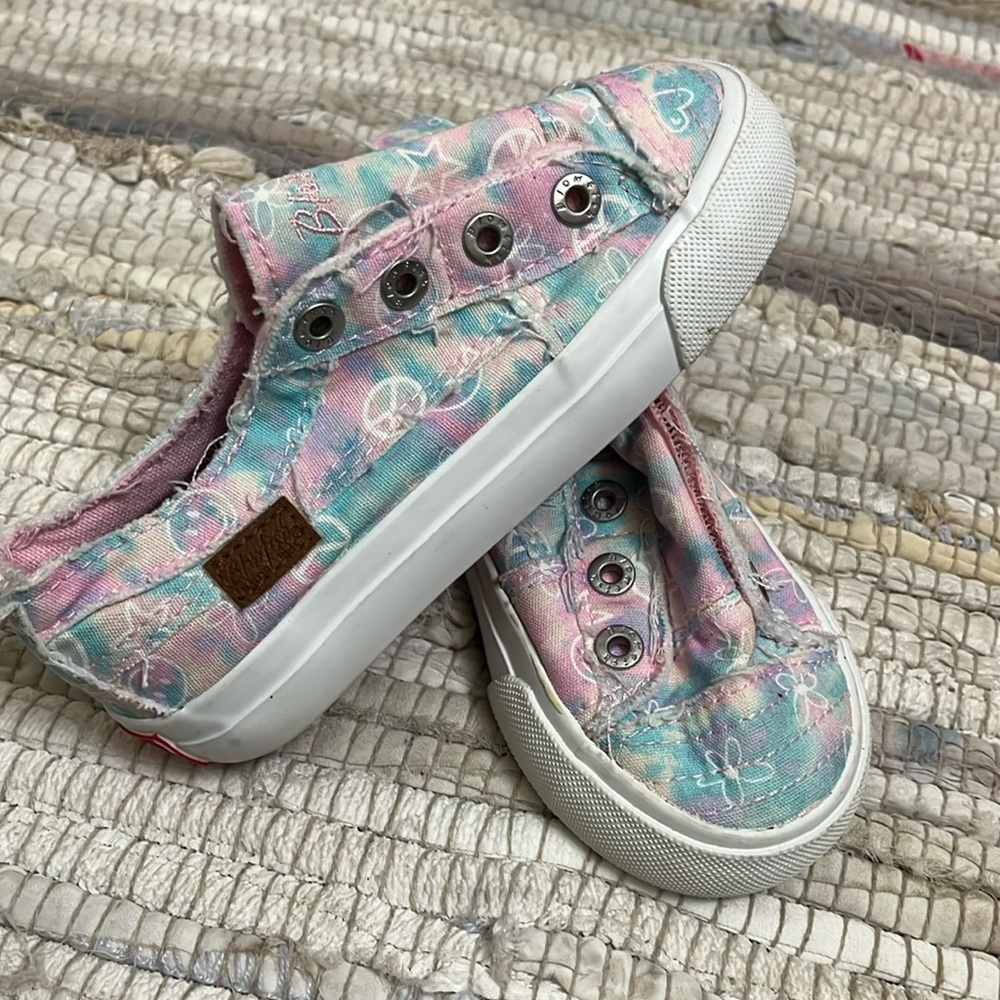 Girls size 9 Blowfish Malibu cute sneakers 🤩